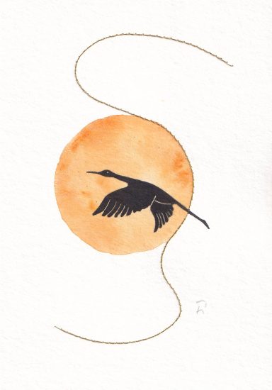 Schwarzer Vogel fliegt vor einer orangefarbenen Sonne mit geschwungener Linie.