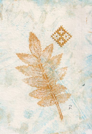 Goldene Blattstruktur auf hellem, strukturiertem Hintergrund mit geometrischem Muster.
