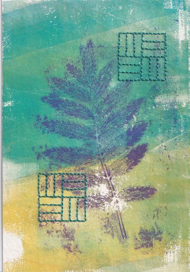 Bunte Hintergrund mit einem Blatt und zwei grafischen Mustern in Blau und Grün.