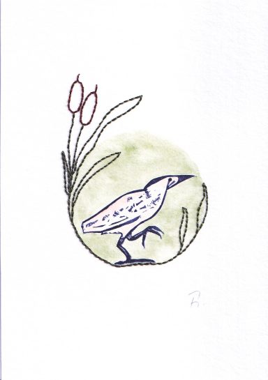 Eine stilisierte Zeichnung eines Vogels mit Blumen im Hintergrund.