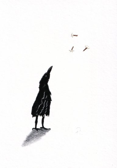 Eine schwarze Figur in einem langen Mantel betrachtet fliegende Objekte am Himmel.
