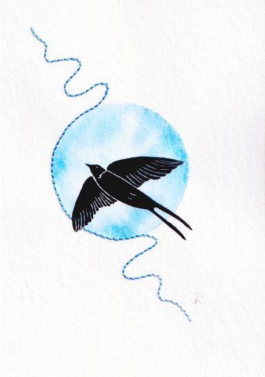 Schwarzer Vogel fliegt vor einem blauen, runden Hintergrund mit gewellter Linie.